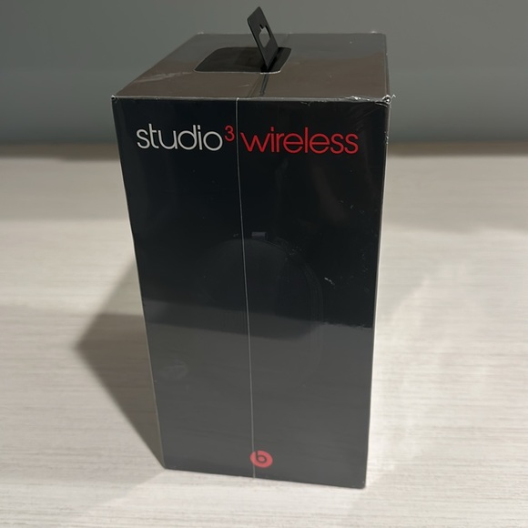 Beats Studio3 wireless new in box and plastic cover - Picture 4 of 4